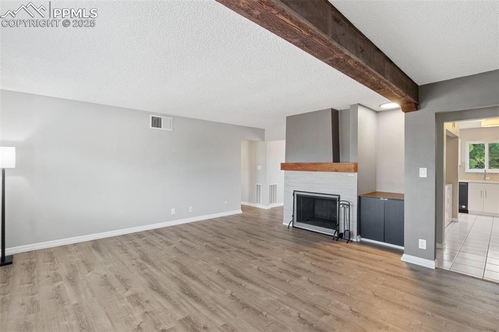 Image 39 of 48: No furniture - Living room