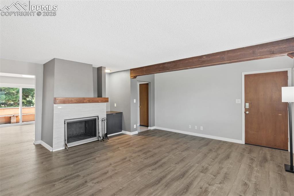 Image 43 of 48: No furniture - Living room