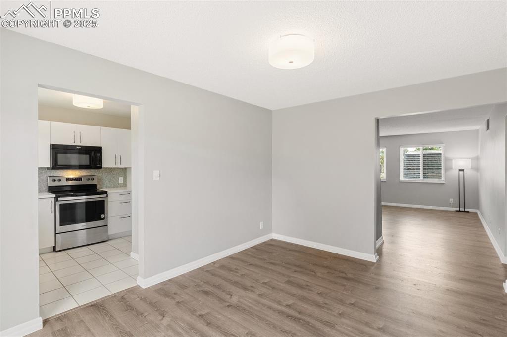 Image 44 of 48: No furniture - Dining room area