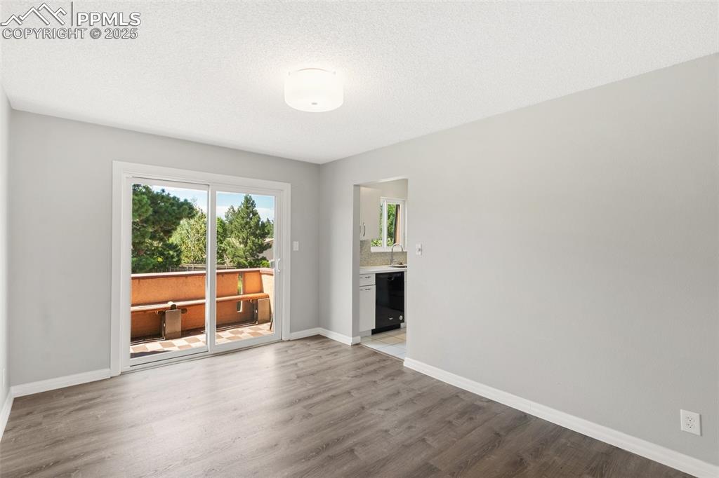 Image 45 of 48: No furniture - Dining room area