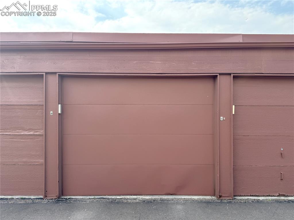 Image 47 of 48: 1 Car Garage