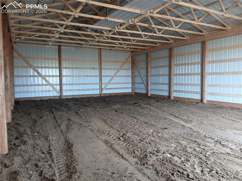 Image 23 of 25: Yard