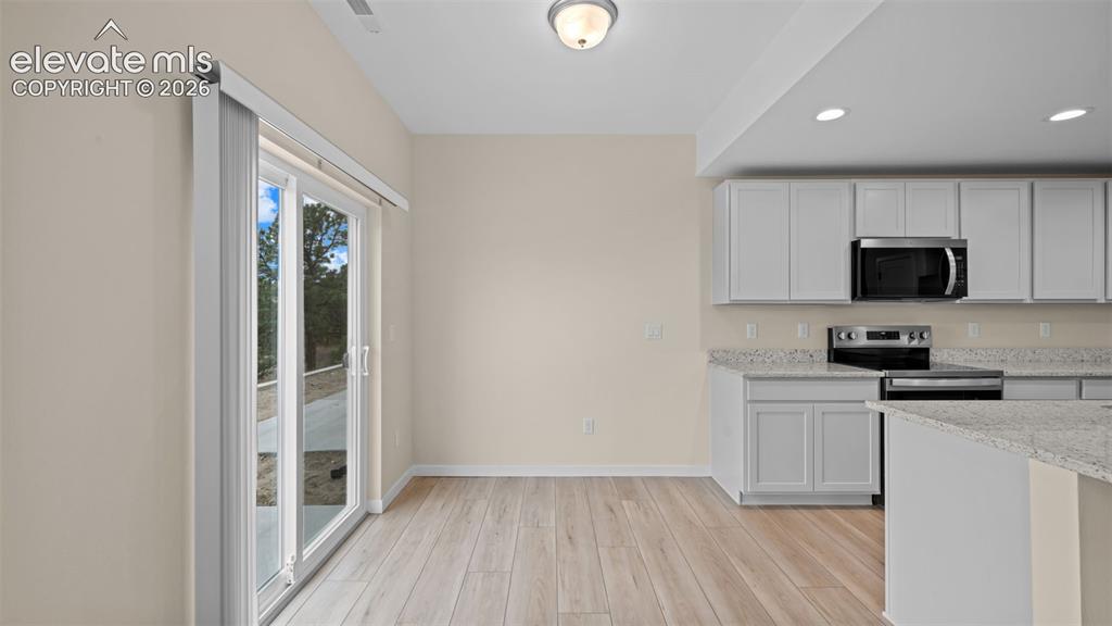 Image 12 of 32: Kitchen