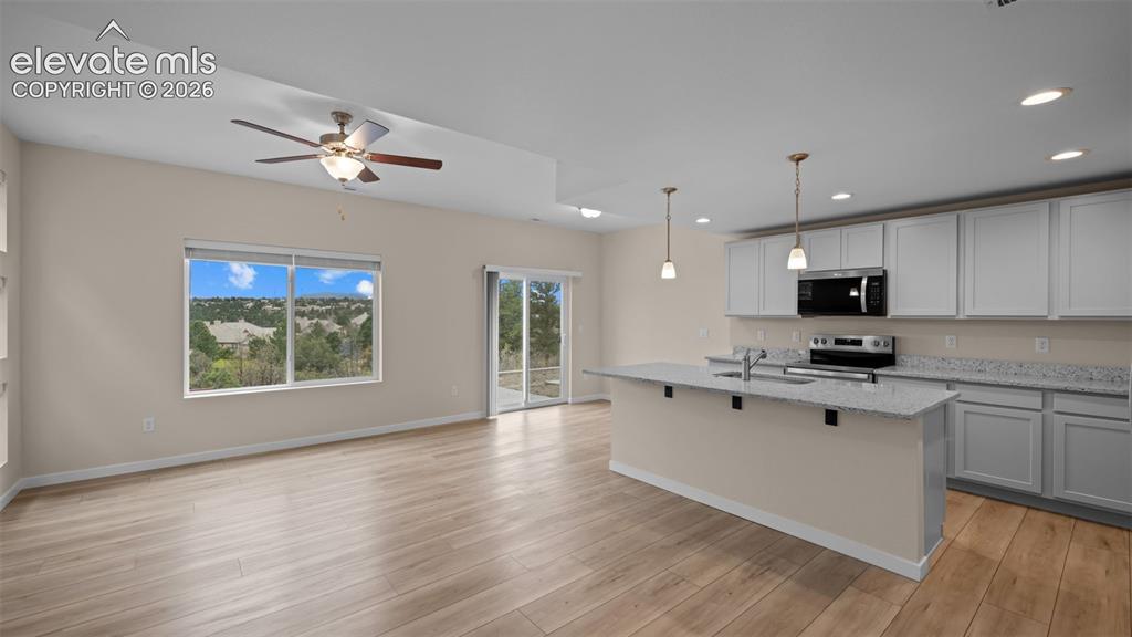 Image 13 of 32: Kitchen