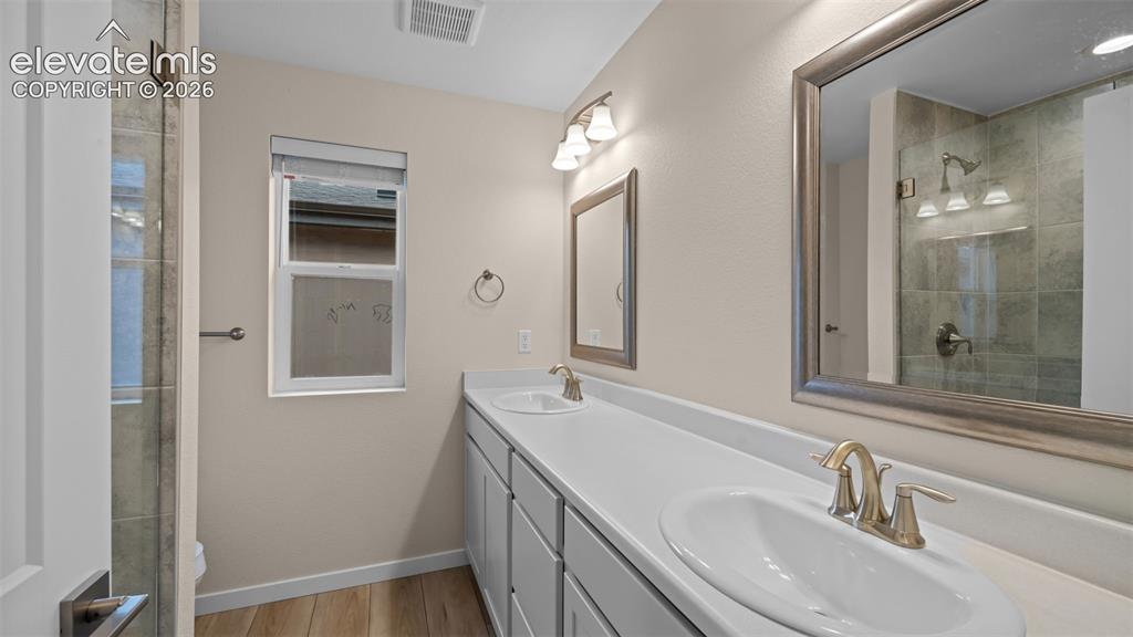 Image 20 of 32: Bathroom