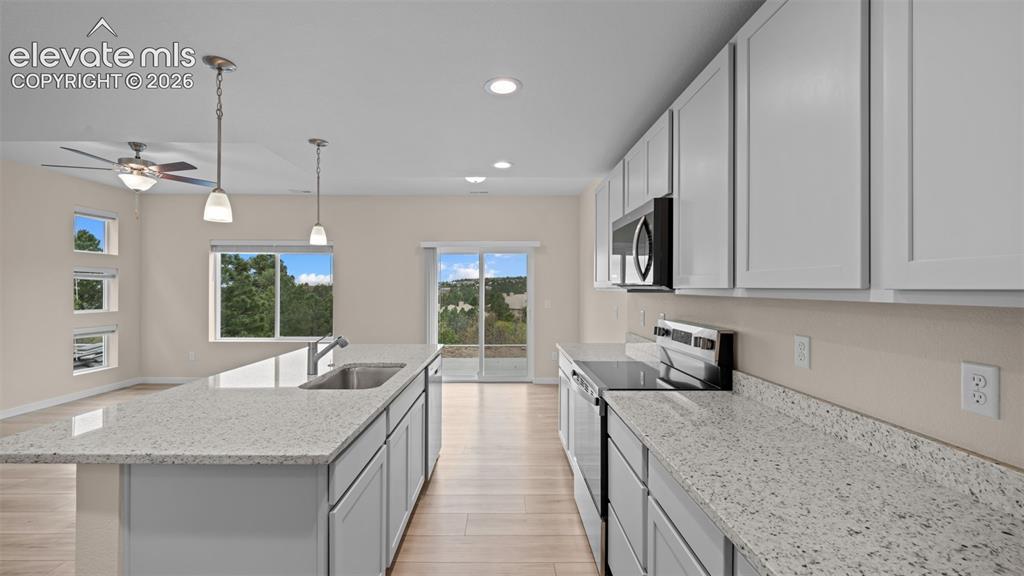 Image 4 of 32: Kitchen