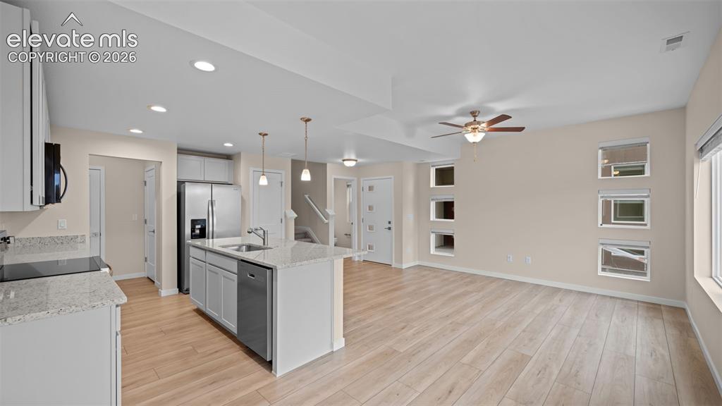 Image 6 of 32: Kitchen