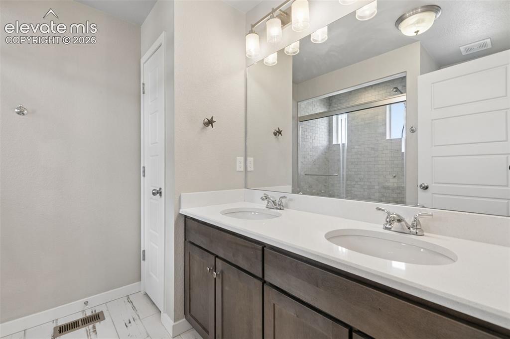 Image 18 of 38: Bathroom