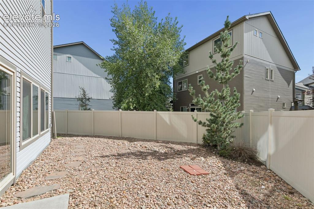 Image 8 of 38: Yard