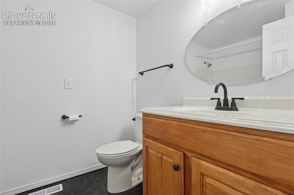 Image 18 of 39: Bathroom