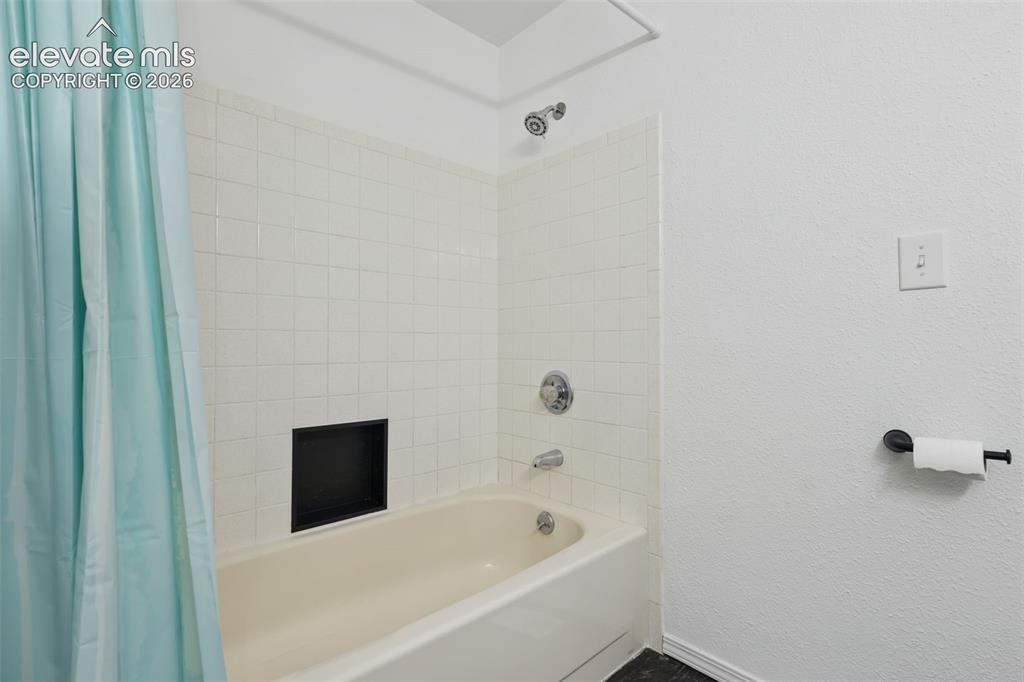 Image 19 of 39: Bathroom