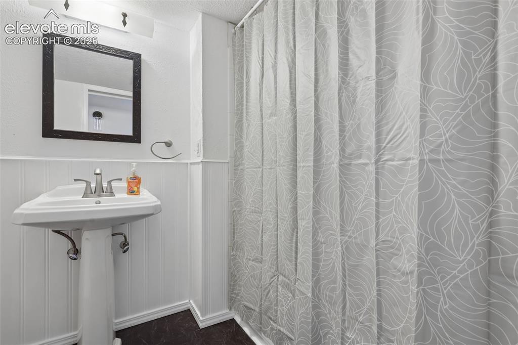 Image 26 of 39: Bathroom