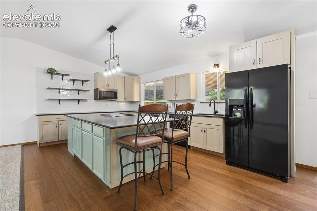 Image 9 of 39: Kitchen