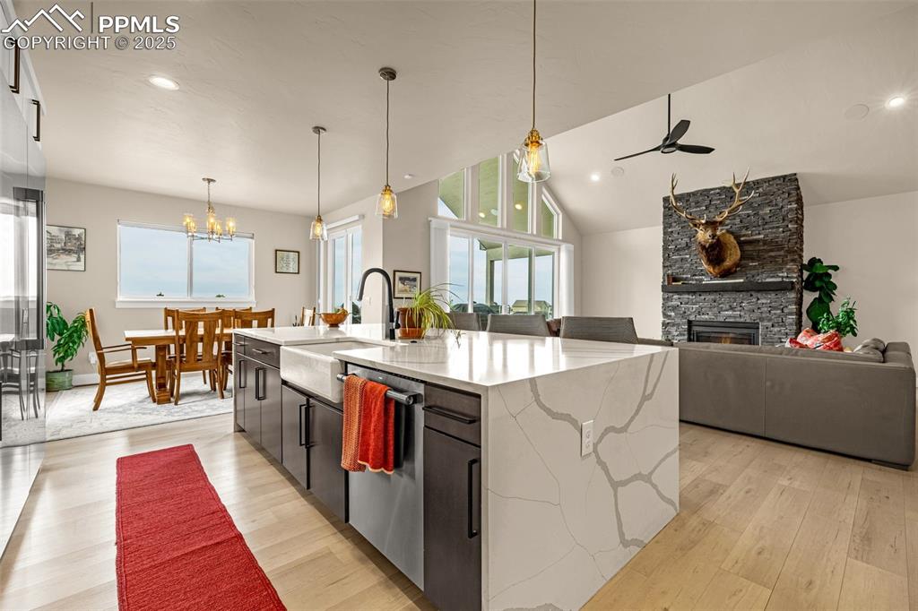 Image 12 of 50: Kitchen