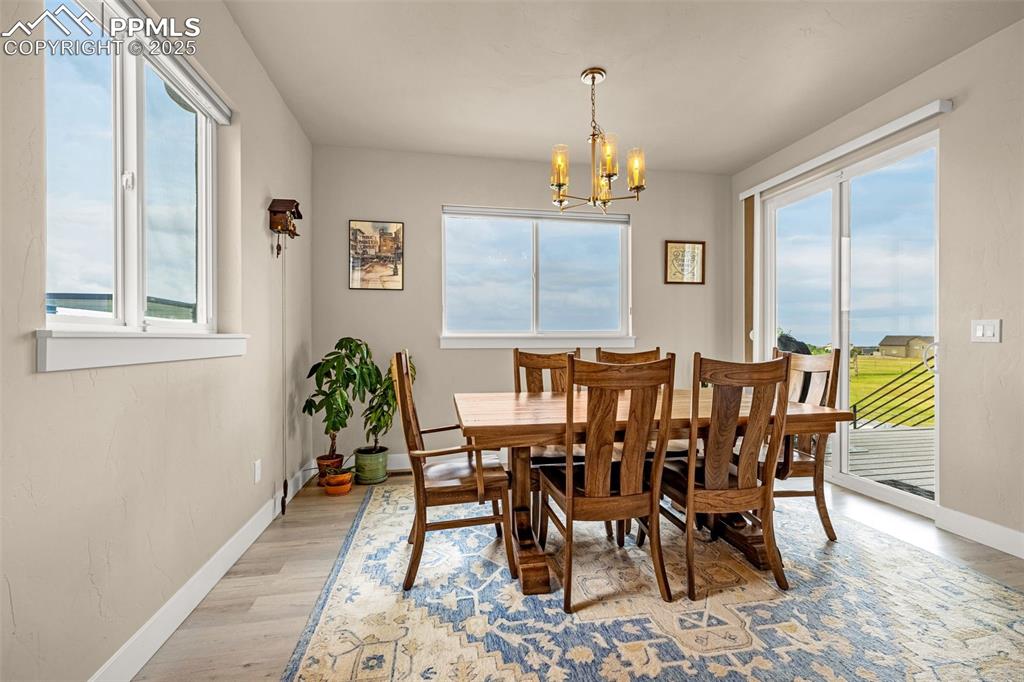 Image 14 of 50: Dining Area
