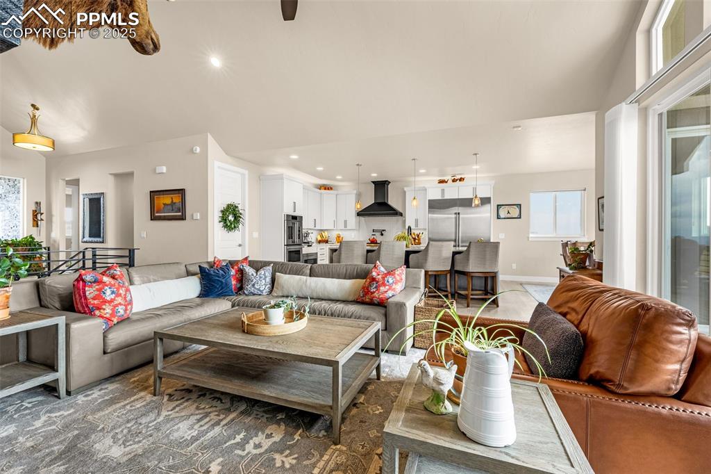 Image 8 of 50: Living Room