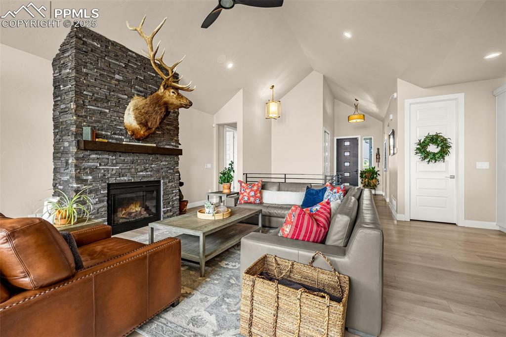 Image 9 of 50: Living Room