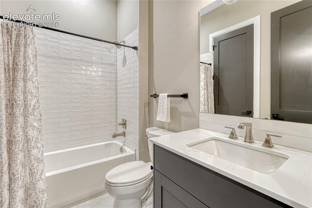 Image 22 of 48: Bathroom