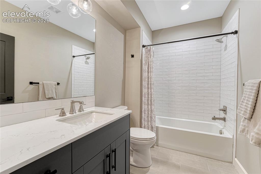 Image 35 of 48: Bathroom