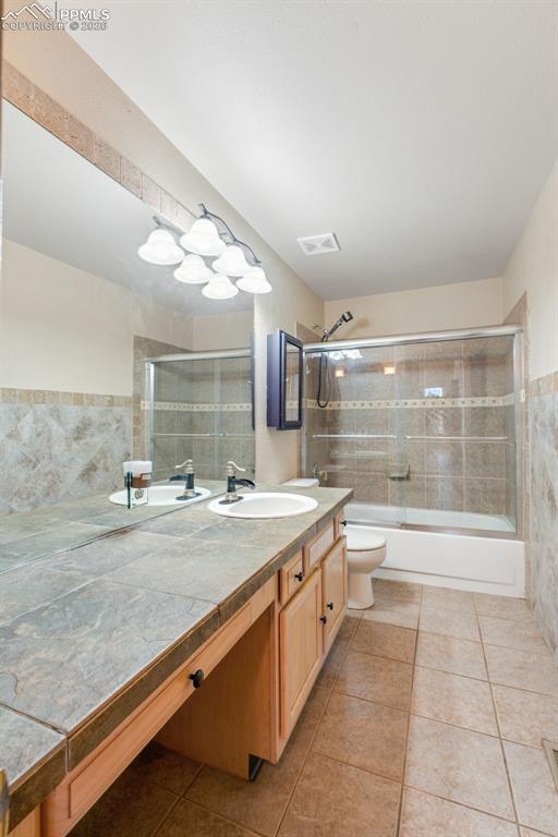 Image 18 of 37: Bathroom