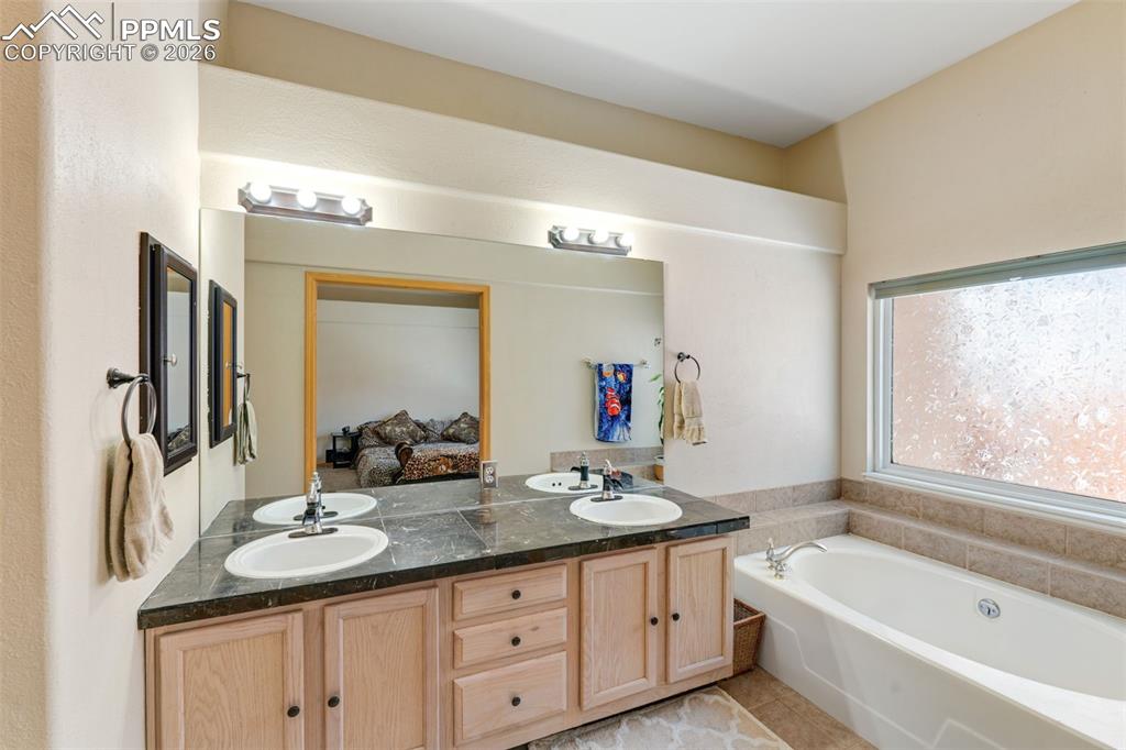 Image 19 of 37: Bathroom