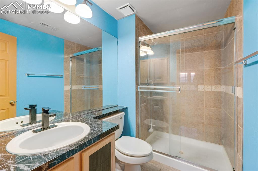 Image 27 of 37: Bathroom