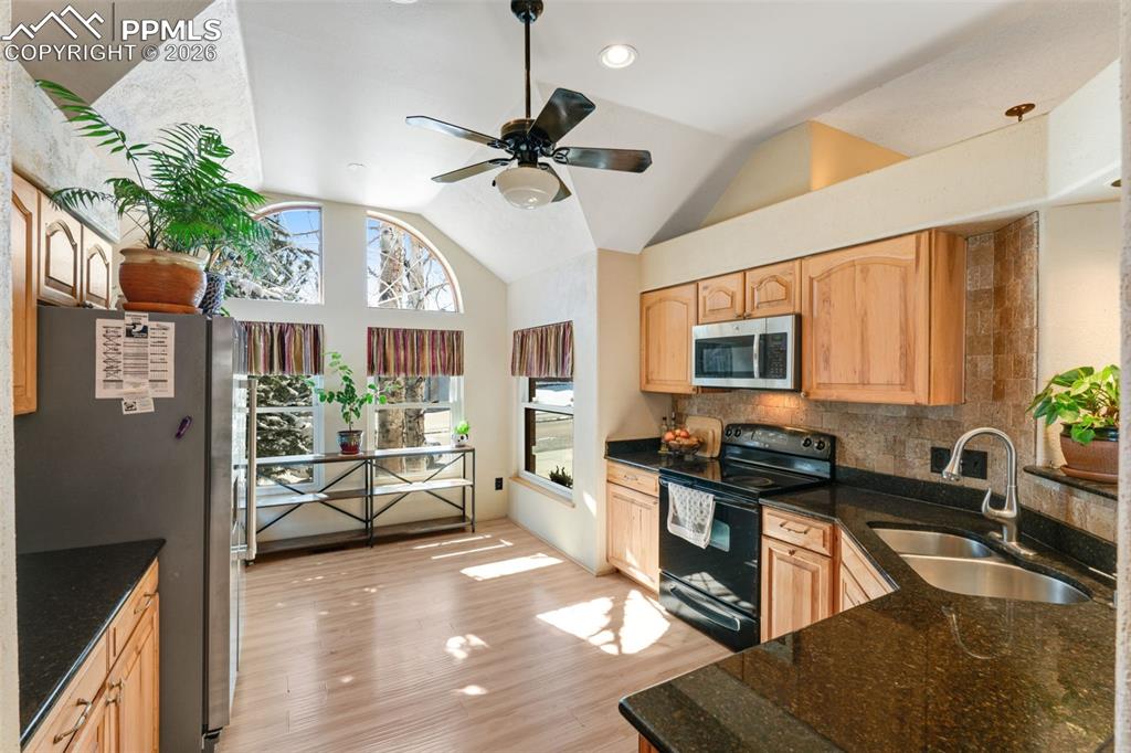 Image 7 of 37: Kitchen