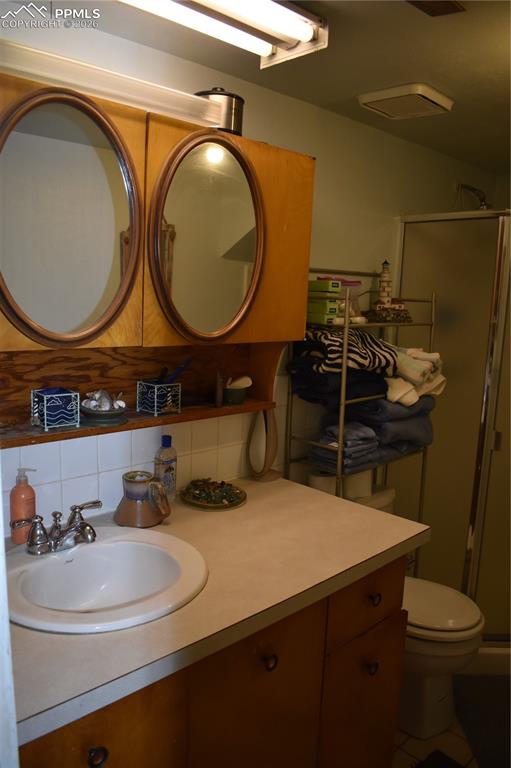 Image 16 of 47: Bathroom