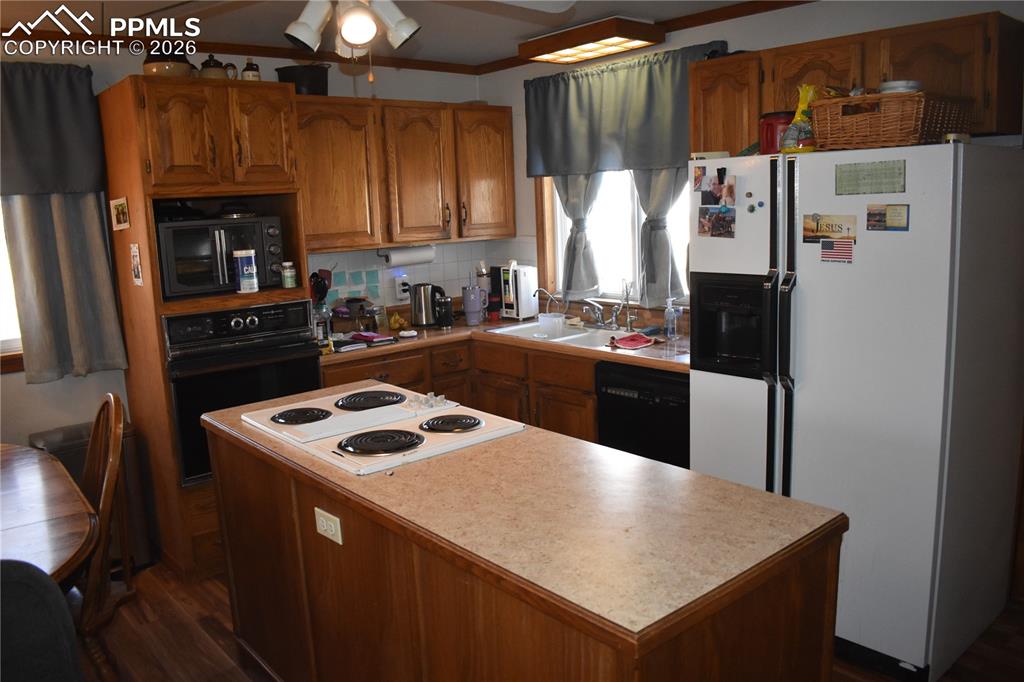 Image 19 of 47: Kitchen