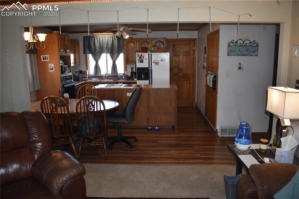 Image 20 of 47: Kitchen