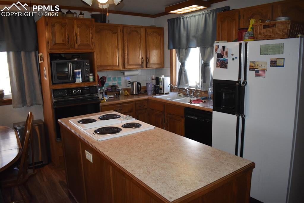 Image 24 of 47: Kitchen