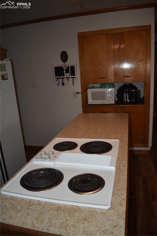 Image 25 of 47: Kitchen