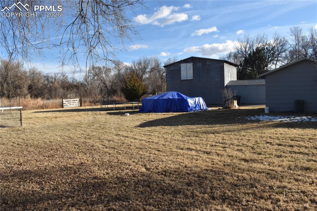 Image 39 of 47: Yard