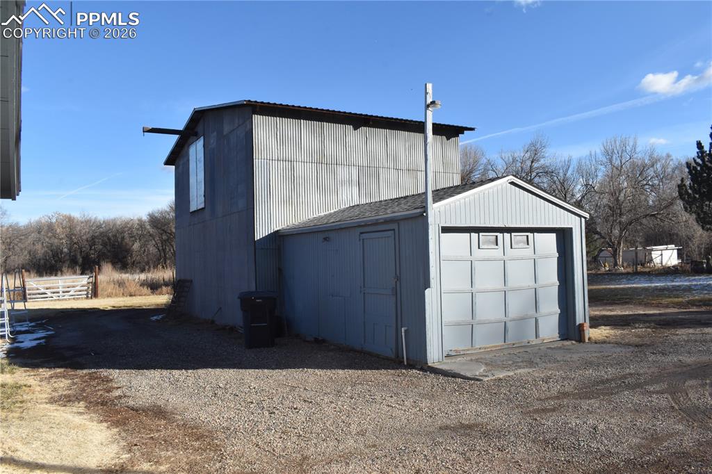Image 44 of 47: Garage