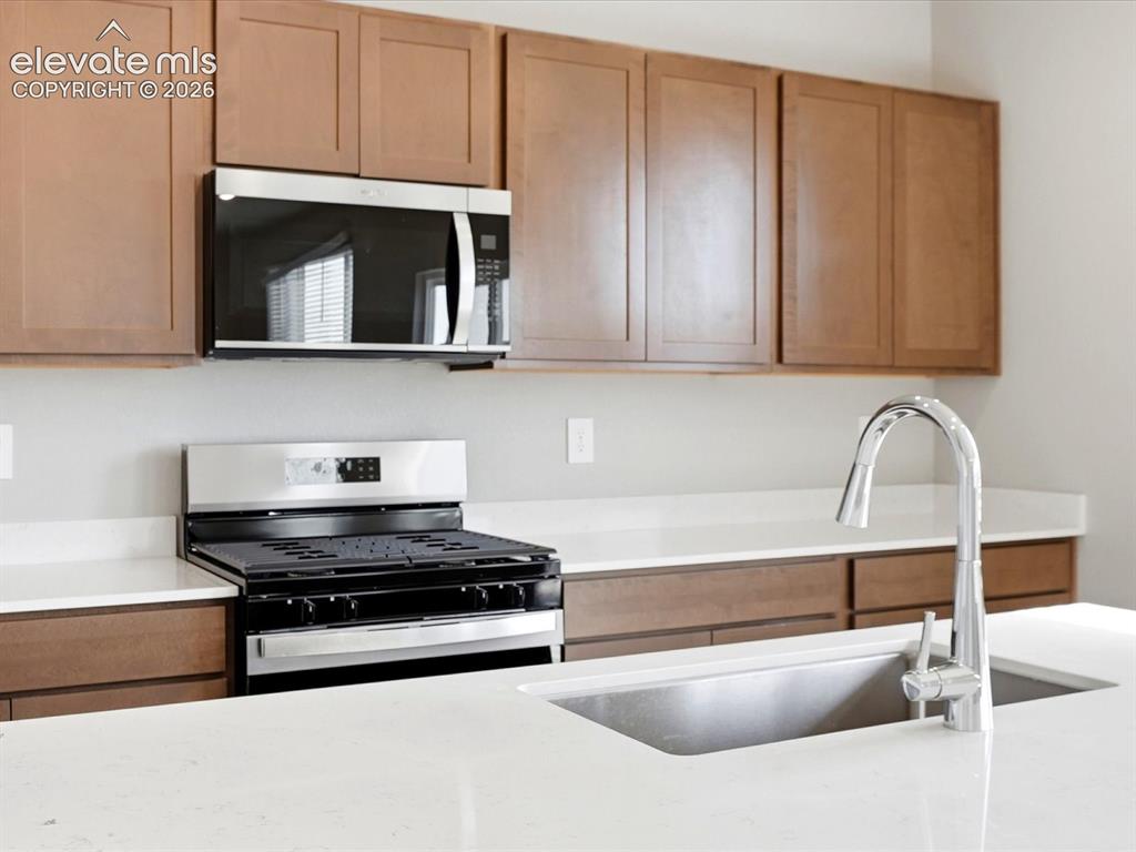 Image 13 of 27: Kitchen