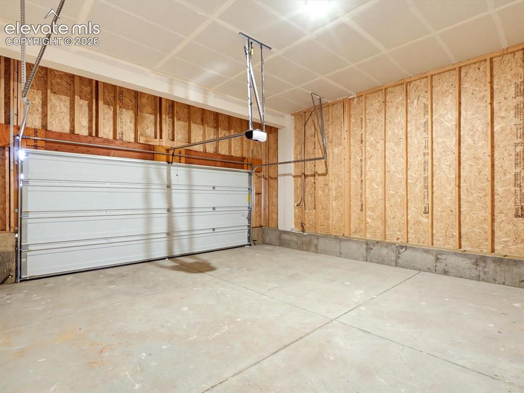 Image 15 of 27: Garage