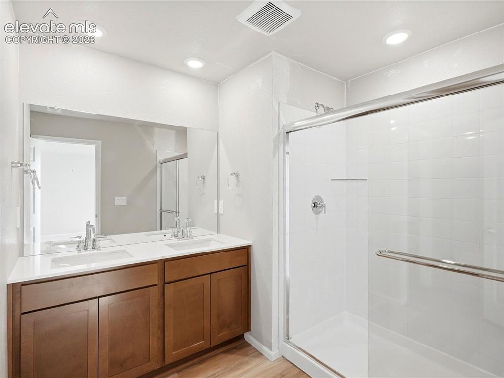 Image 21 of 27: Bathroom
