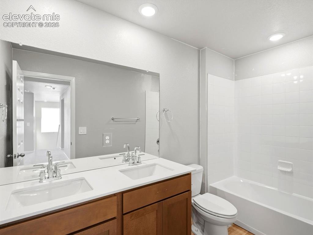 Image 24 of 27: Bathroom