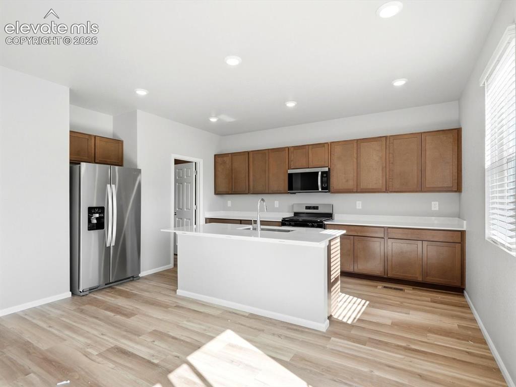 Image 7 of 27: Kitchen
