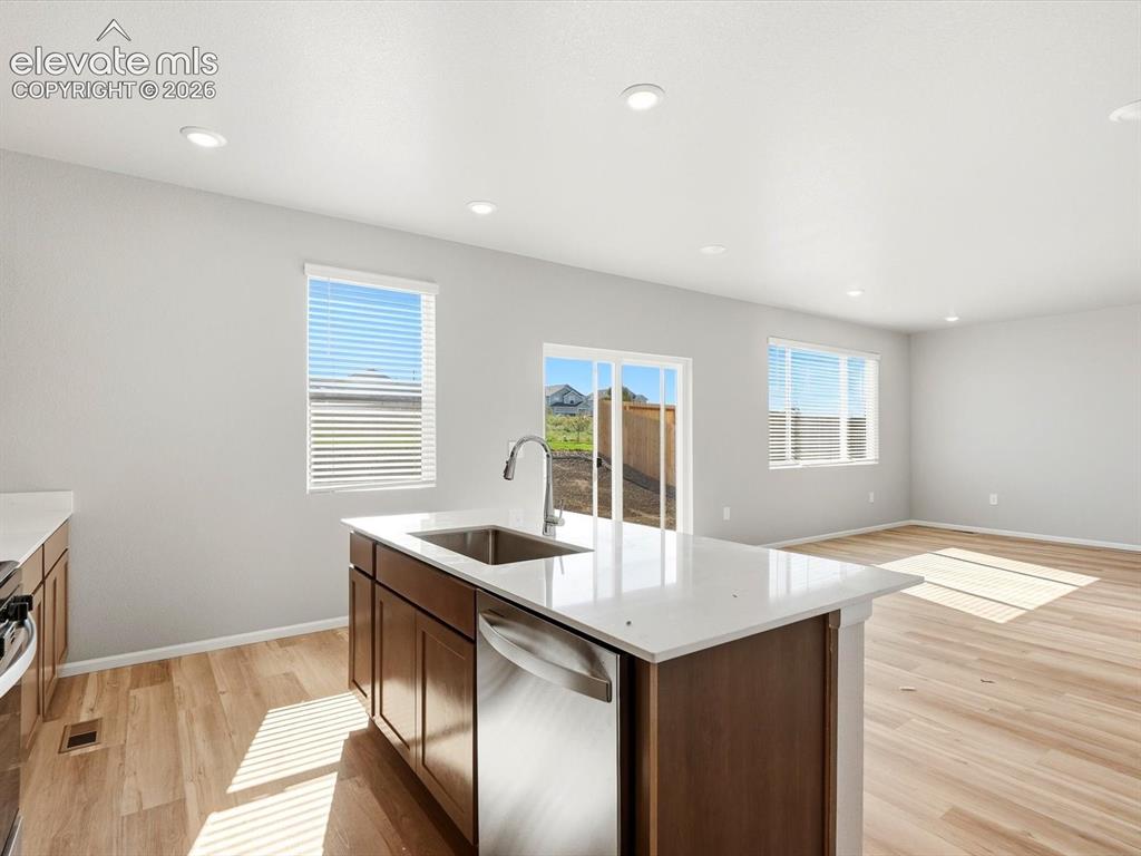 Image 9 of 27: Kitchen