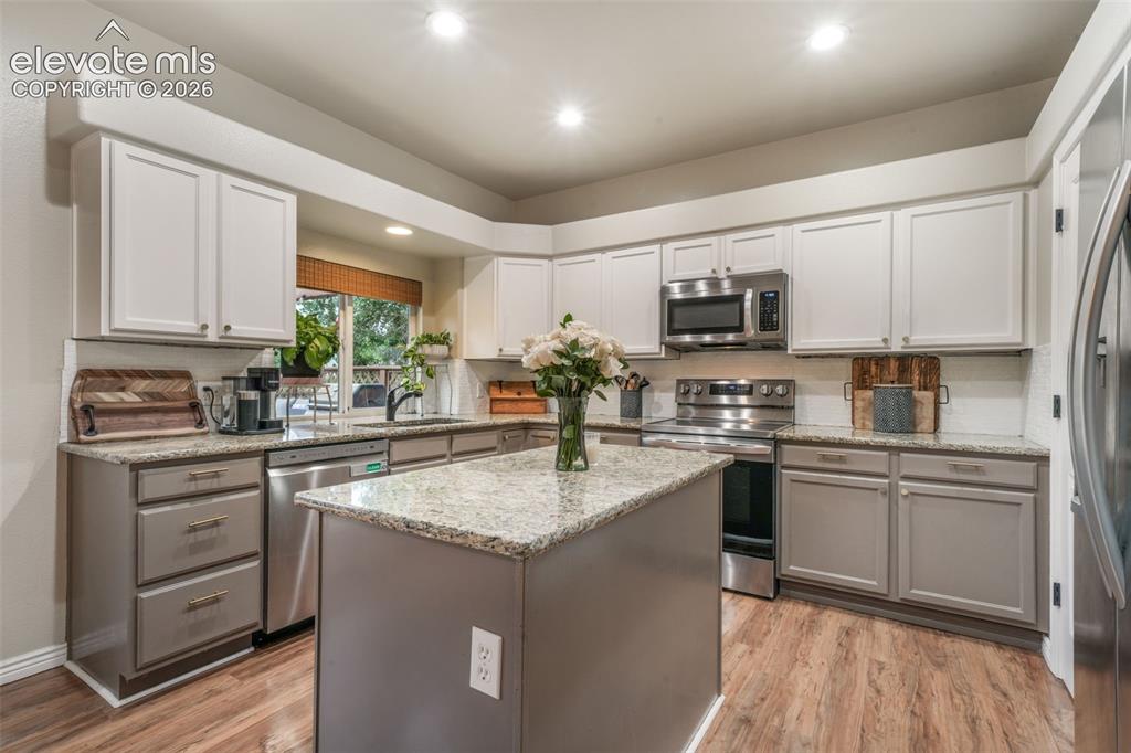 Image 10 of 50: Kitchen