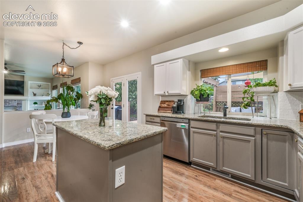 Image 11 of 50: Kitchen