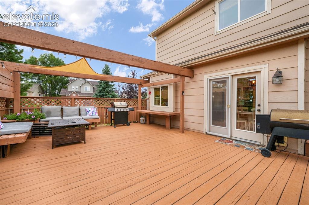 Image 40 of 50: Deck