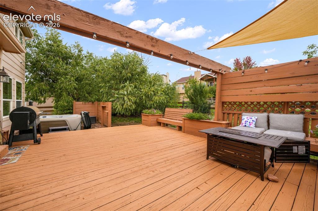Image 41 of 50: Deck