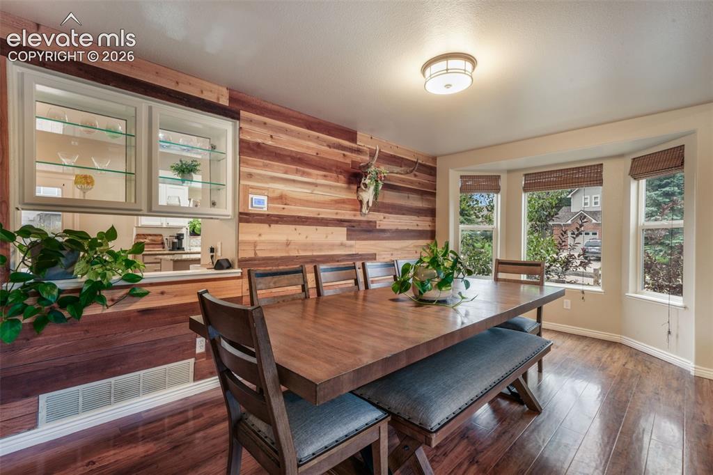 Image 8 of 50: Dining Room