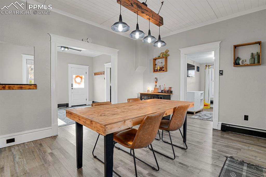 Image 14 of 39: Dining Area