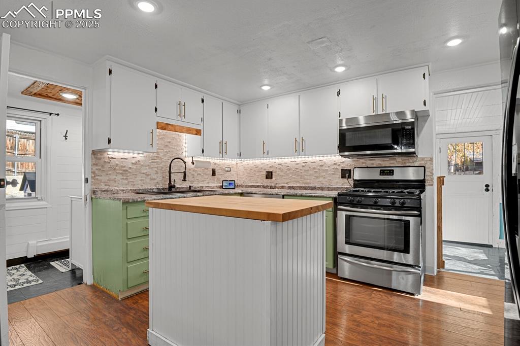 Image 15 of 39: Kitchen