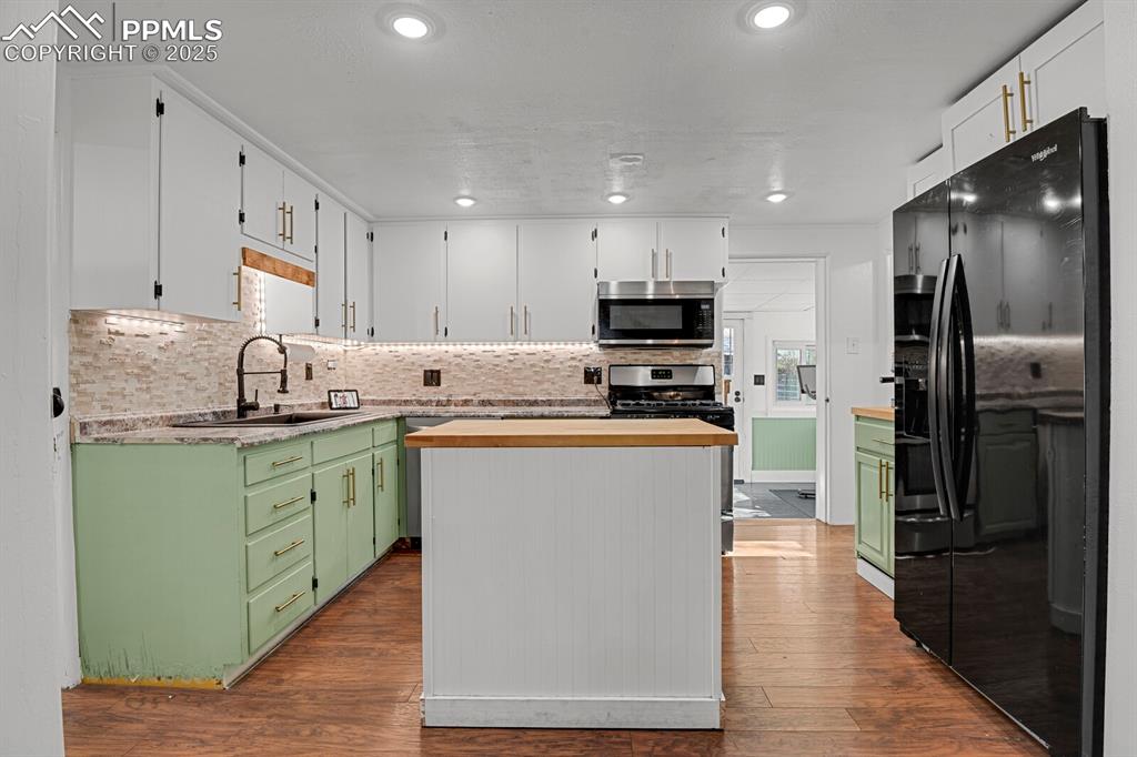 Image 16 of 39: Kitchen