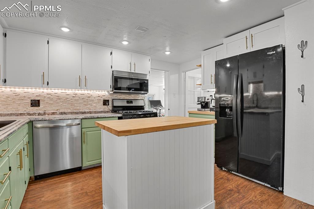 Image 17 of 39: Kitchen