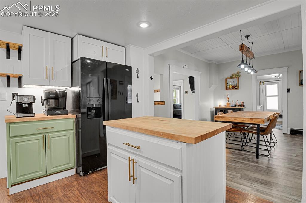 Image 18 of 39: Kitchen